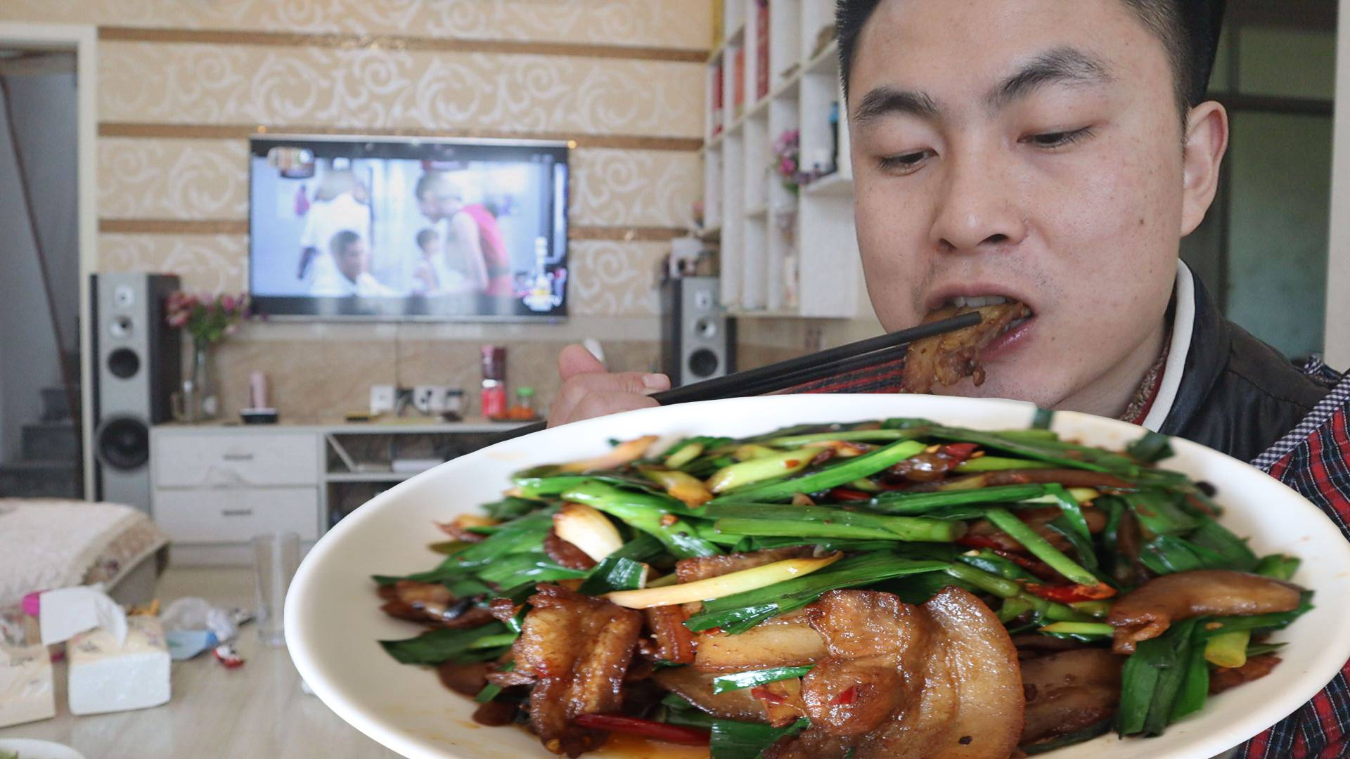买了1斤五花肉来炒回锅肉,回锅肉还是用蒜苗炒才香,下饭吃爽了